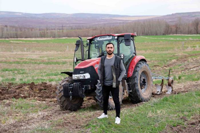 Üniversite Eğitimini Tamamlayıp Toprağına Döndü