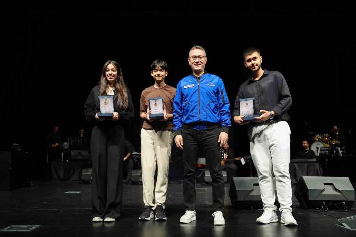 İstanbul Gençlik Oyunları Liseler Arası Müzik Ve Şiir Yarışmasında En Güzel Sesler Ödüllerini Aldı