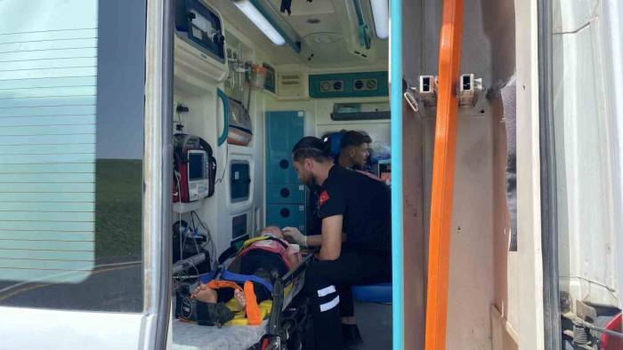 Kınaya Giden Ailenin Hafif Ticari Aracı Dereye Uçtu: 10 Yaralı