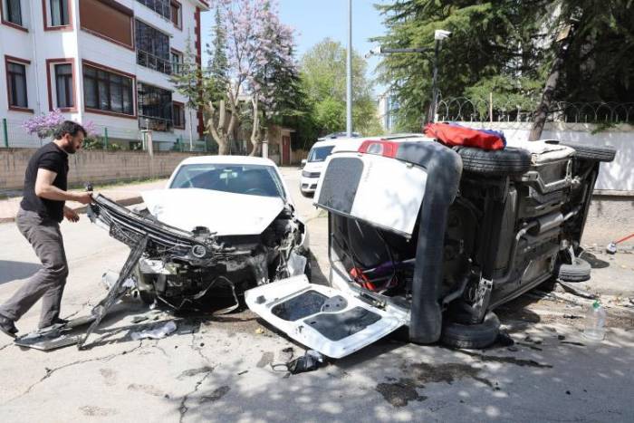 Elazığ’da Kazaya Karışan Hafif Ticari Araç Yan Yattı: 1 Yaralı