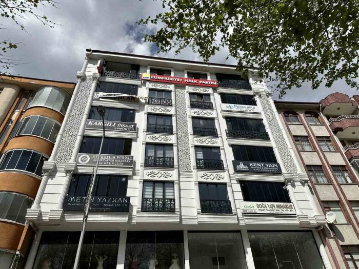 Belediye Başkanı İle Görüşemediğini İddia Eden Vatandaş Parti Binasında İntihara Kalkıştı