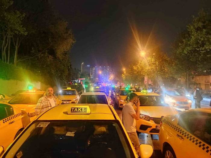 İstanbul’da Taksiciler Öldürülen Meslektaşları İçin Toplandı