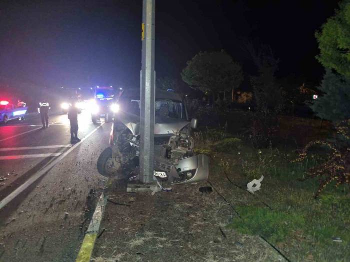 Direksiyon Hakimiyetini Kaybedip Direğe Çarptı: 1 Ölü, 2 Yaralı