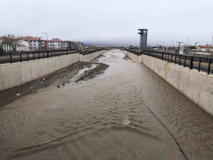 Kuruyan Vasgirt Deresinden Sel Akıyor