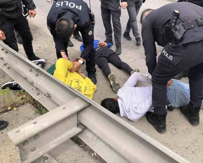 Polisten Kaçan Otomobil Kaza Yaptı: Kaçan Şüpheliler Dere Kenarında Yakalandı