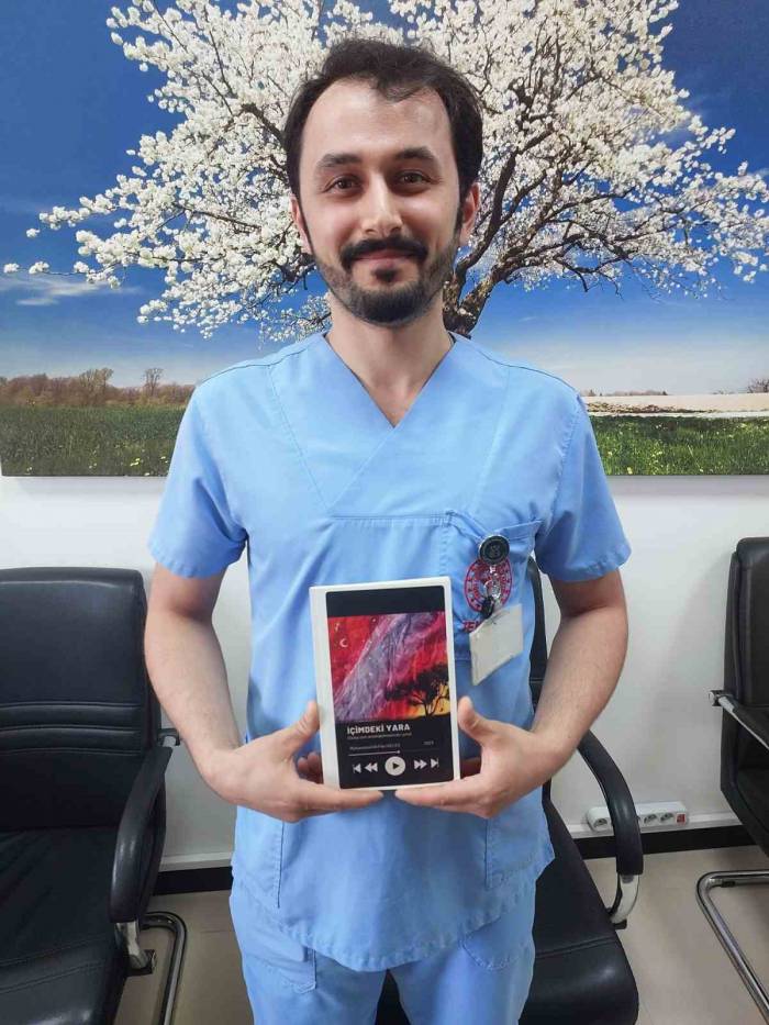 Hastanede Çalışan Temizlik Personeli İlk Kitabını Çıkardı