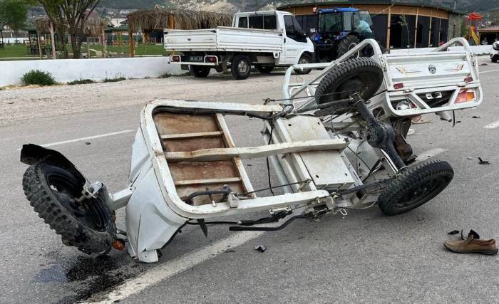 Tokat’ta Tarım Aracı İle Otomobil Çarpıştı: 1’i Ağır 2 Yaralı