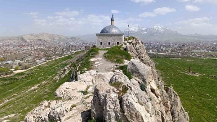 Osmanlı’nın Van’daki Sembolü Yeniden İbadete Açıldı