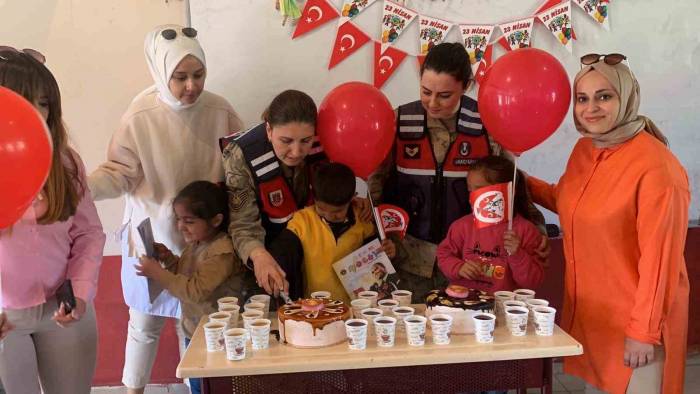 Ağrı’da Jandarmadan Miniklere 23 Nisan Sürprizi