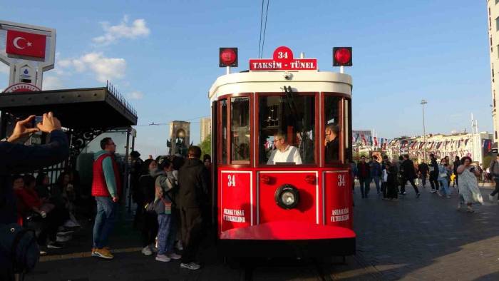 Taksim’de Test Sürüşüne Çıkan Akülü Nostaljik Tramvaya Vatandaşlar Yoğun İlgi Gösterdi