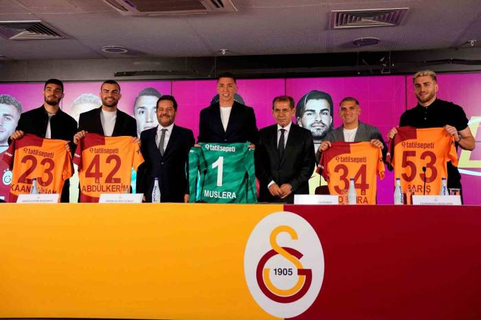 Galatasaray, 5 Futbolcusu İle Sözleşme Yeniledi