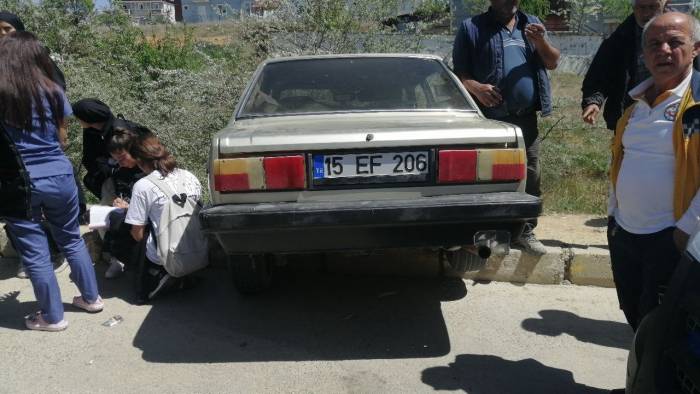 Ehliyetsiz Sürücü Ortalığı Karıştırdı: Kendi Aracı Kaldırıma Çarptı, 2 Araç Birbirine Girdi