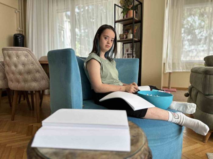 Kağıt Yırtmak Down Sendromlu Genç Kızın Terapisi Oldu