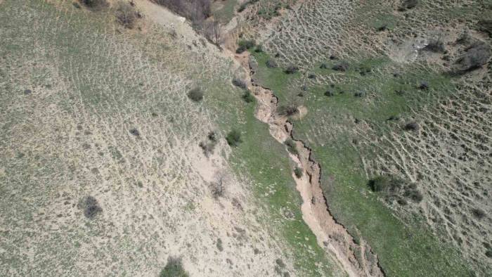 Tokat’ta Kırılmanın Olduğu Fay Hattı Dron İle Görüntülendi