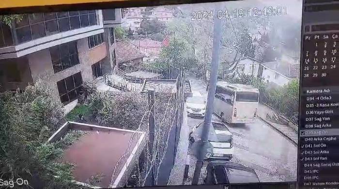 Üsküdar’da Öğrencileri Taşıyan Servis Aracının Kaza Anı Kamerada