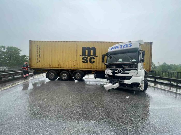 Yağış Kazayı Beraberinde Getirdi, İstanbul İstikameti 1 Buçuk Saat Kapalı Kaldı