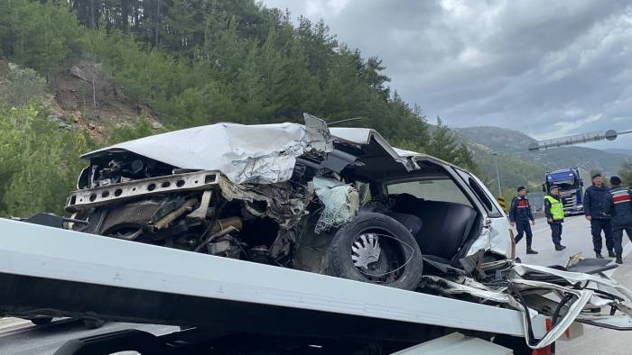 Antalya- Isparta Karayolunda 2 Otomobil Kafa Kafaya Çarpıştı: 1 Ölü, 7 Yaralı