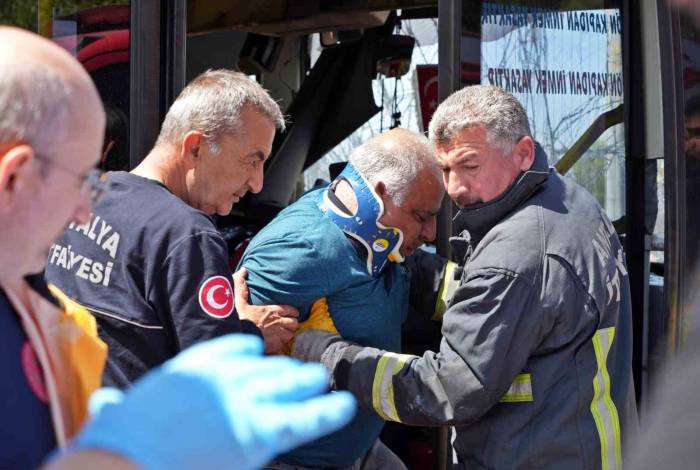 Halk Otobüsü Kırmızı Işıkta Bekleyen Araçlara Daldı: 7 Araç Birbirine Girdi, 8 Yaralı