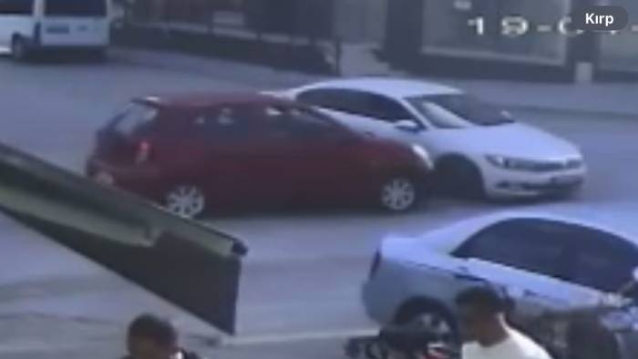 Kavşağa Kontrolsüz Giren Otomobiller Çarpıştı, Kaza Anı Kamerada