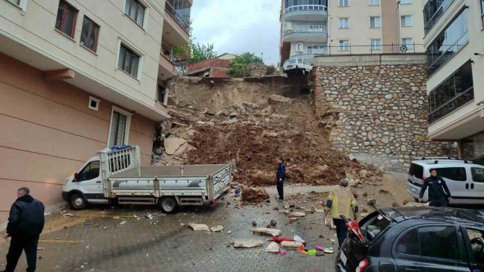 Bursa’da İstinat Duvarı Apartmanın Üzerine Çöktü, 2 Kişi Yaralandı