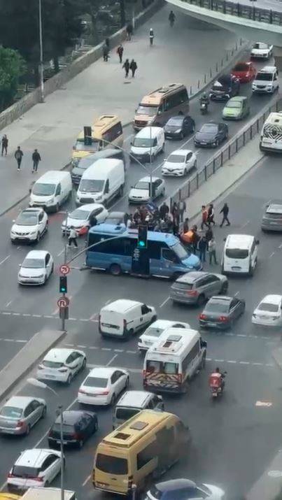 Esenyurt’ta Ters Yönden U Dönüşü Yaptığı Sırada Motosikletliyi Ezen Minibüs Şoförü Kamerada