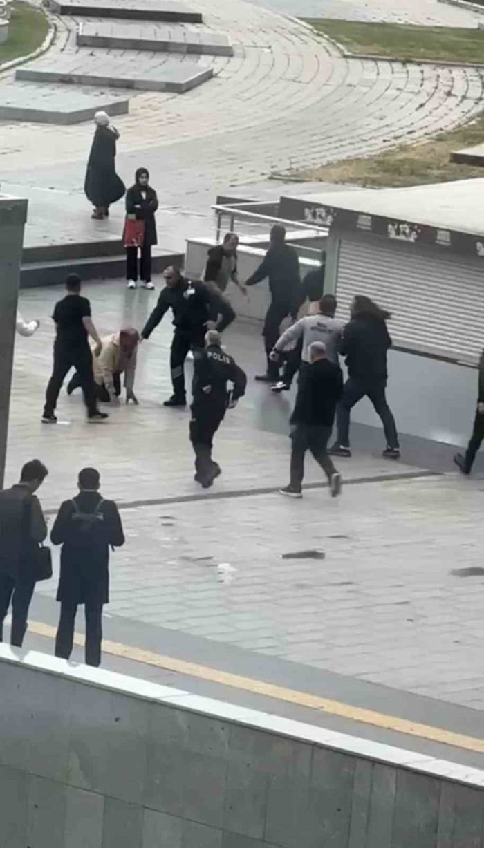 Kartal’da Adliye Önünde Aileler Birbirine Girdi