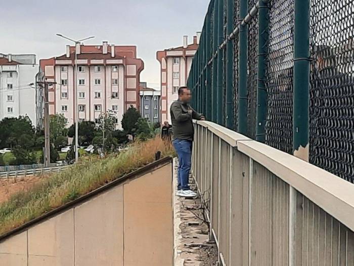 Tem Otoyolu Köprüsünde İntihar Girişiminde Bulunan Şahsı Polis İkna Etti