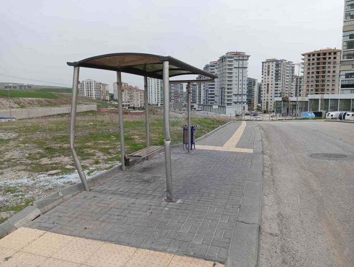 Kontrolden Çıkan Otomobil, Otobüs Durağına Çarptı: 1’i Ağır 3 Yaralı