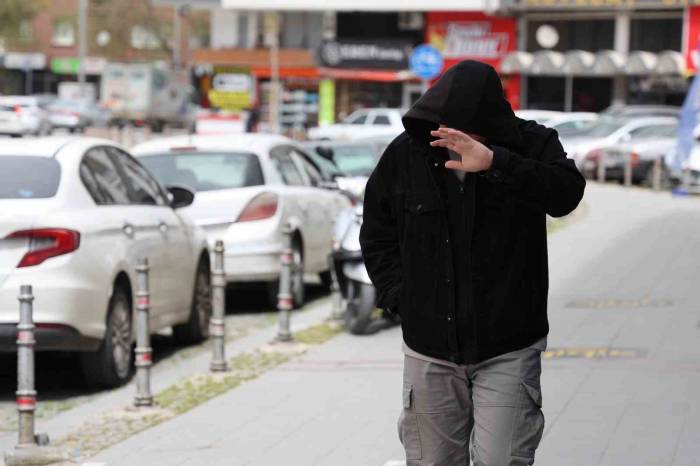 Konya’da Fırtına Çatıları Uçurdu, Ağaçları Devirdi