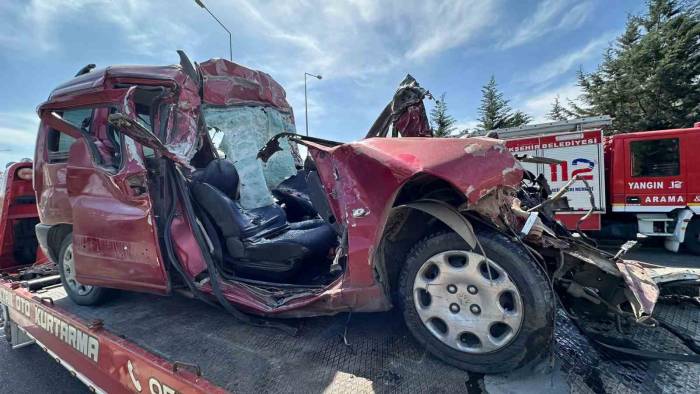 Hafif Ticari Araç Tırın Altına Girdi: Karı-koca Hayatını Kaybetti