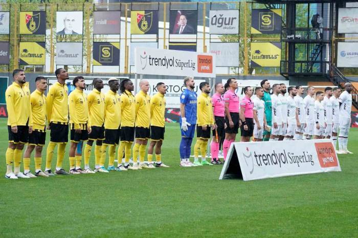 Trendyol Süper Lig: İstanbulspor: 0 - Fatih Karagümrük: 0 (İlk Yarı)