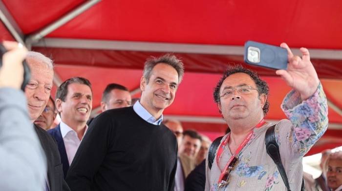 Ayvalık’tan Midilli’ye Kapıda Vize Uygulaması İle İlk Geçen Türk Turist Kafilesini Yunan Başbakanı Karşıladı