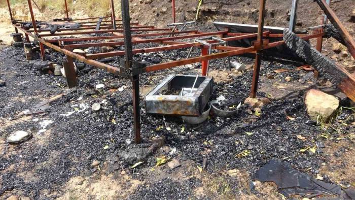 Ahşap Barakada Çıkan Yangında 2 Köpeği İle Birlikte Feci Şekilde Can Verdi