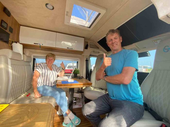 Hollandalı Çift, Evlerini Satıp Aldıkları Karavanla 5 Yıldır Türkiye’de Yaşıyor