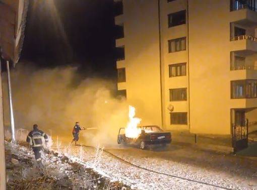 Ardahan’da Park Halindeki Otomobil Alev Alev Yandı