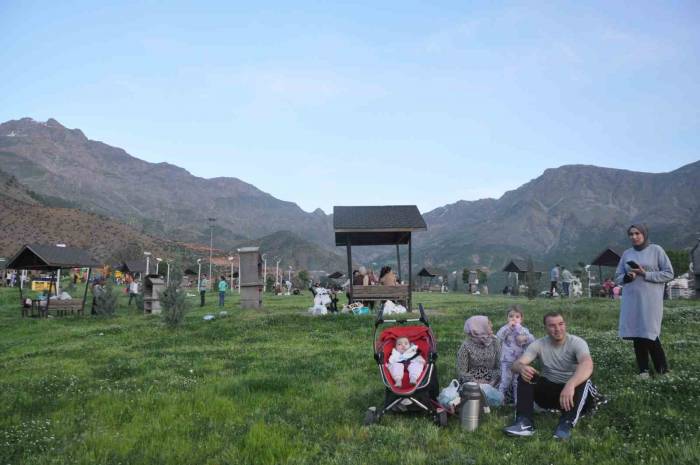 Batman’da Havaların Isınmasıyla Vatandaşlar Piknik Alanlarına Akın Etti