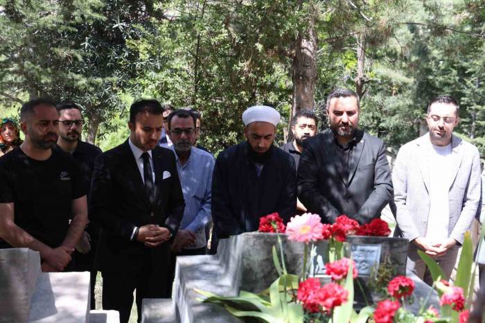 Gazeteci Yazar Mehmet Topal, Kabri Başında Anıldı