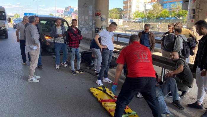 Kocaeli’de Hafif Ticari Araç Motosiklete Arkadan Çarptı: 1 Yaralı