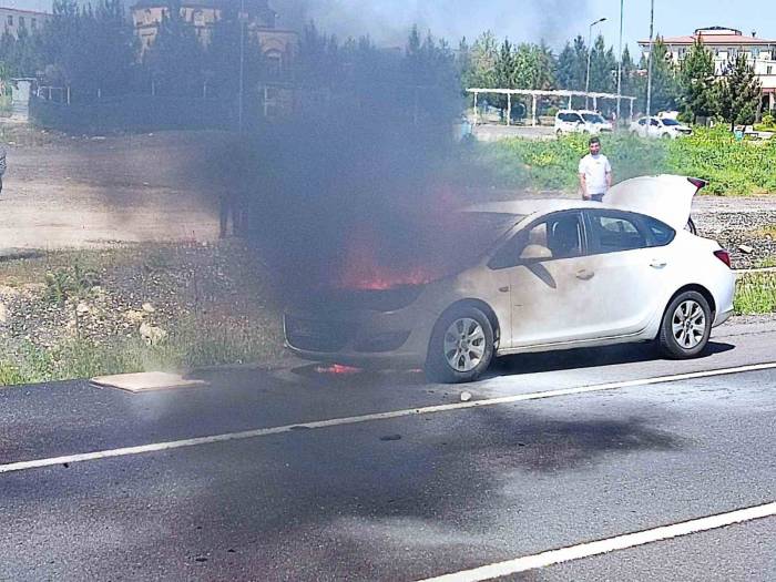 Yanan Otomobile Pet Şişelerle Müdahale Ettiler