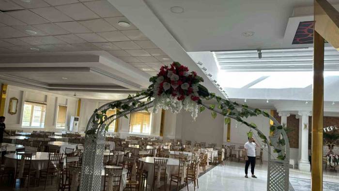 Depremden Dolayı Düğün Salonu Tavanı Çöktü: Faciadan Dönüldü