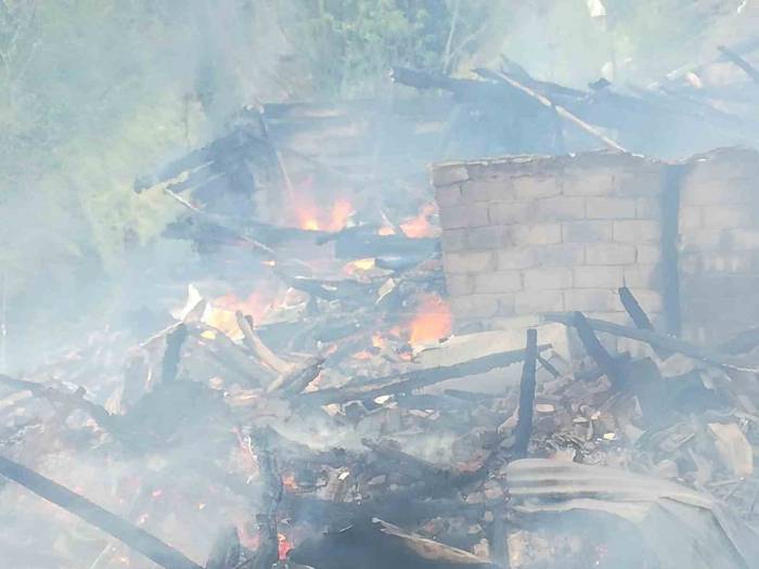 Alevler Gökyüzünü Sardı, İki Ahşap Ev Tamamen Kül Oldu