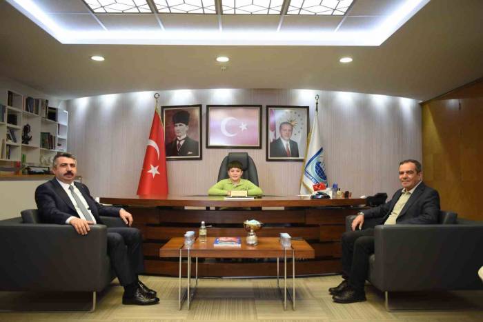 Başkan Yılmaz, Koltuğunu Miniklere Bıraktı