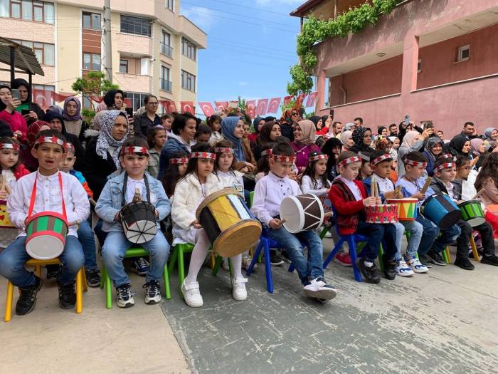 Çayırovalı Minikler Bayram Coşkusunu Erken Yaşadı