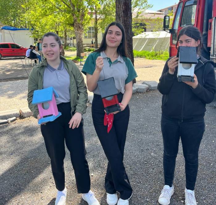 Gölbaşı’nda Öğrenciler Ağaç Dallarına Kuş Yuvaları Astı