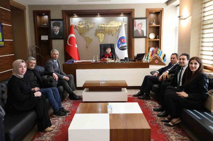 Başkan Koltuğuna Oturan Çocuk Yol, Park Ve Bahçe Yapılmasını İstedi