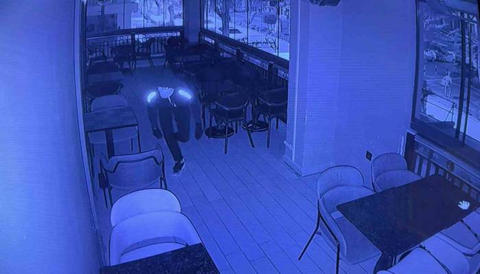 Pişkin Hırsız İki Gün Üst Üste Aynı Kafeye Girdi, Kameraları Hesaba Katmadı