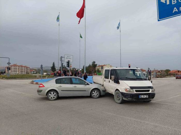 Burdur’da Kırmızı Işık İhlali Yapan Ehliyetsiz Sürücü Kazaya Neden Oldu