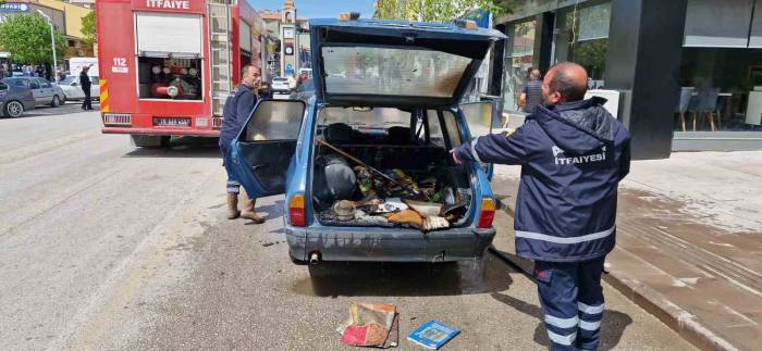 Alaca’da Park Halinde Otomobil Yandı