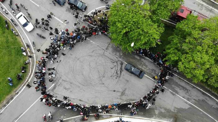 Canını Hiçe Saydı, Drift Atan Otomobilin Üzerine Atladı