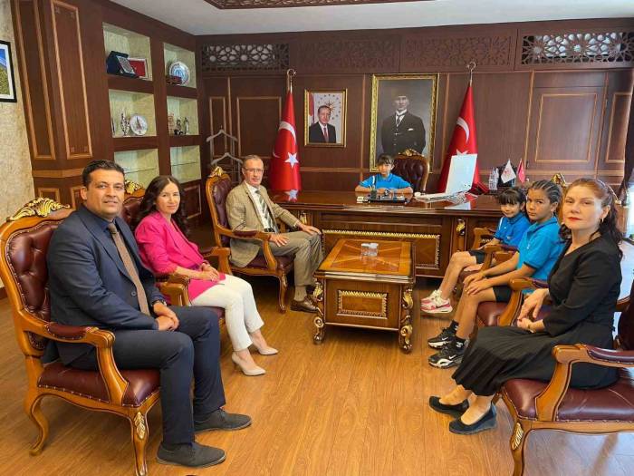 Fethiye Kaymakamı Ertaş, Makamını Çocuklara Bıraktı